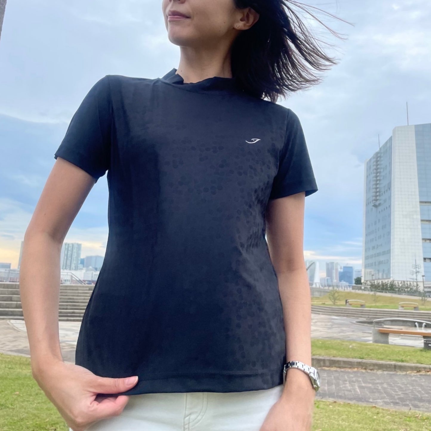 Unisex Rhinestone Mock Neck ゴルフウェア モックネック 半袖 ラインストン 水玉エンボス加工 伸縮性 速乾性 UVカット 消臭 黒 高級感 日本製